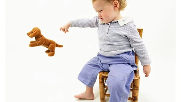 القاء الطفل الاشياء