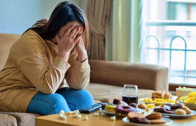 ما هي أعراض الإصابة بإضطراب الشراهة عند تناول الطعام؟