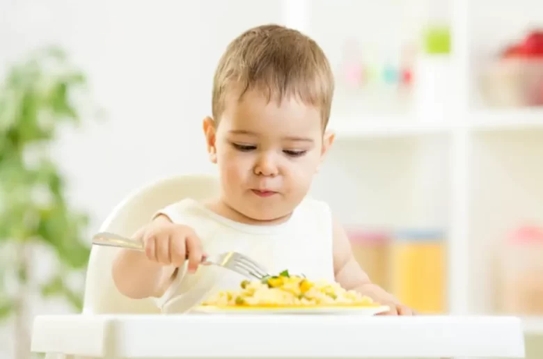 دليل تغذية  طفلك  من عمر سنة إلى سنتين دليل تغذية  طفلك  من عمر سنة إلى سنتين