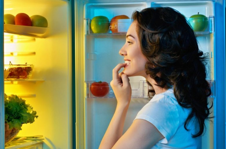 أفضل وأسوأ الأطعمة التي يتم تناولها قبل النوم