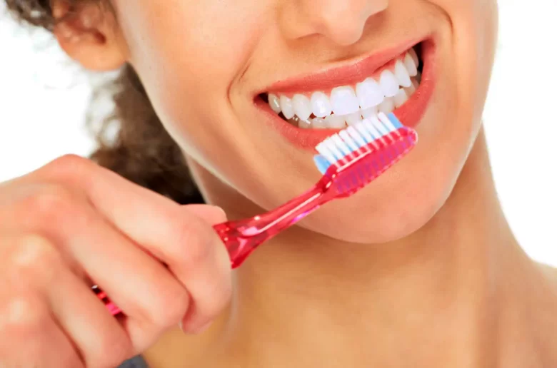 معجون الاسنان المبيض وتأثيره على الفم