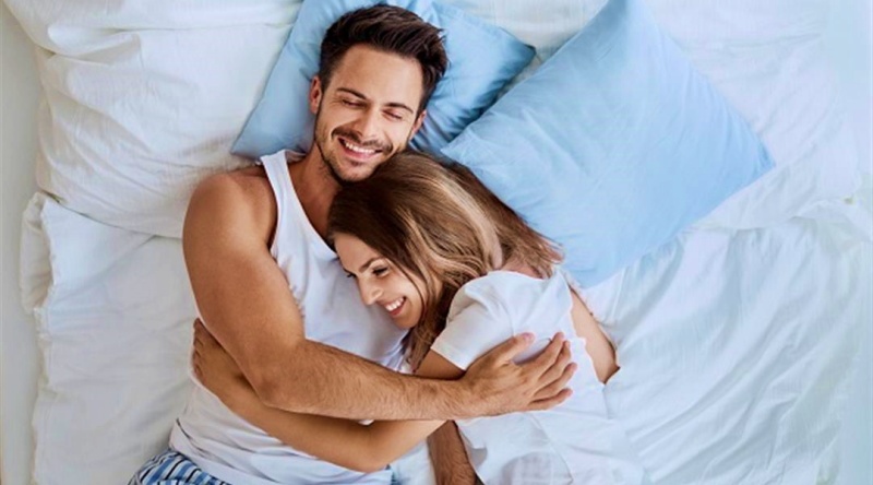 النوم العميق ودفء العلاقة مع الشريك