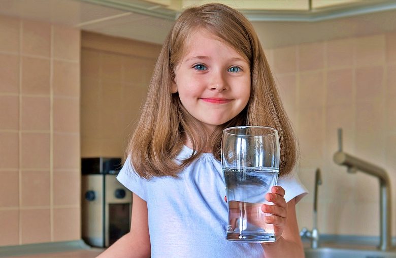 المعدلات الصحية لشرب الأطفال للماء