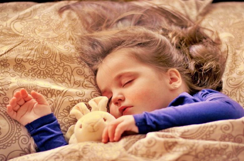 إليكي.. بعض النصائح لتدريب طفلك عالنوم بمفرده