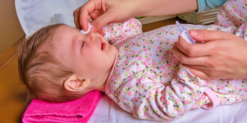كيف يتم تنظف عيون الطفل بطريقة آمنة؟