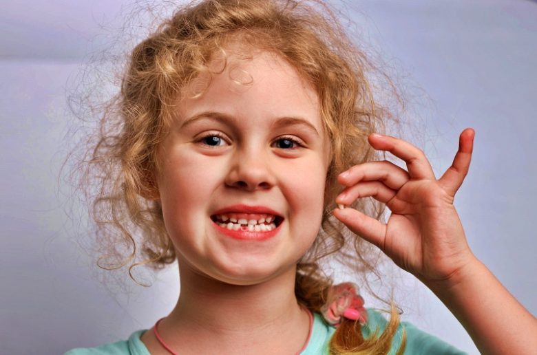 خلع أسنان الطفل اللبنية في المنزل بأمان وبدون ألم