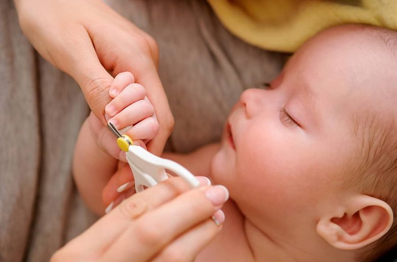 أفضل الأوقات لتقليم أظافر طفلك  أفضل الأوقات لتقليم أظافر طفلك