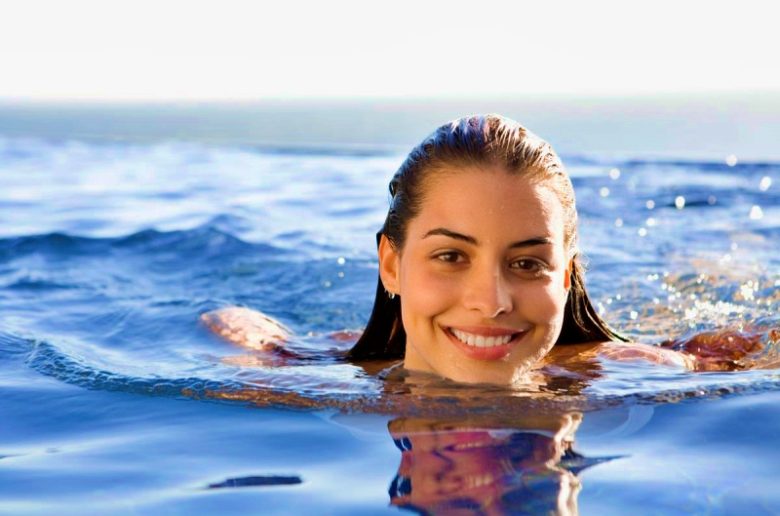 8 فوائد للذهاب إلى الشاطئ والسباحة في مياه البحر