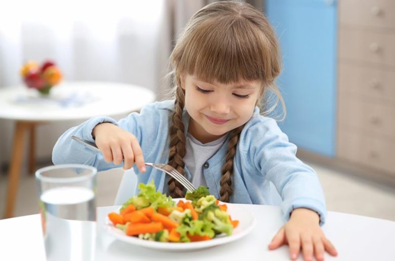 هل توجد علاقة بين عمر طفلك وكمية الطعام المقدم إليه ؟