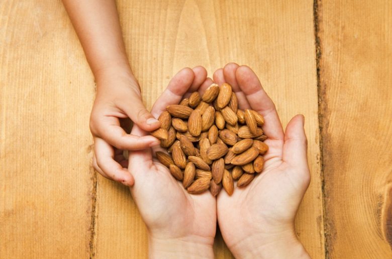 اللوز وفوائده العديدة لصحة وذكاء طفلك اللوز وفوائده العديدة لصحة وذكاء طفلك