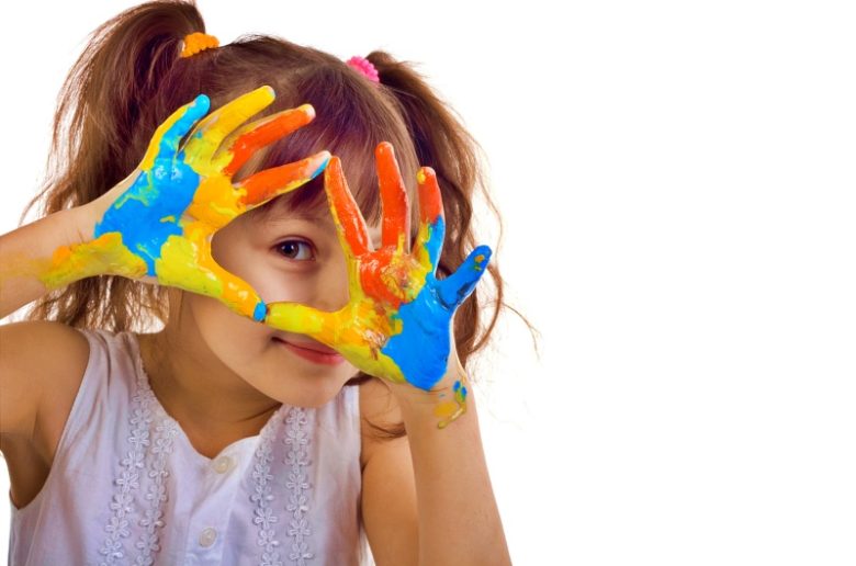 تعليم الطفل أسس التلوين وإثارة الحواس الإبداعية لديه