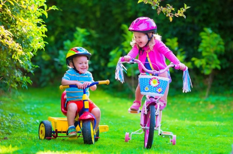 10 فوائد مذهلة عند ممارسة الأطفال للأنشطة والألعاب الخارجية