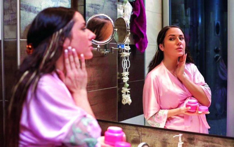 8 مكونات تجميلية تضر بالجنين عند عناية الحامل ببشرتها