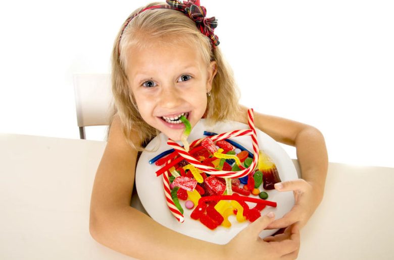 حلول عملية للسيطرة على تناول طفلك للحلوى السكرية