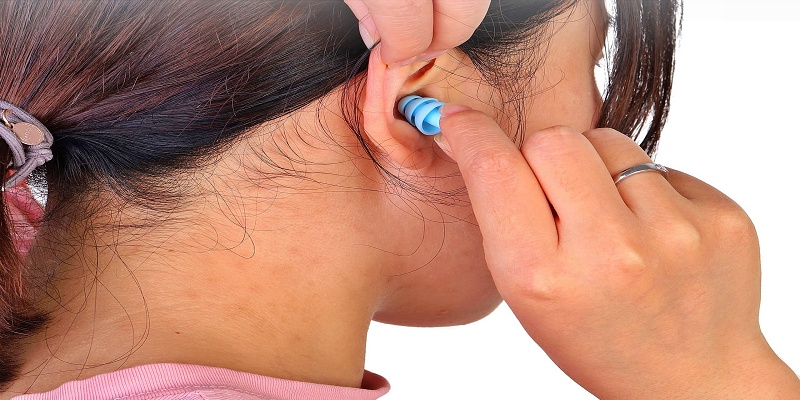 كيف يتم إستخدام سدادات الأذن؟