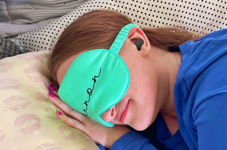 سدادات الأذن المانعة للضوضاء عند النوم.. الفوائد والأضرار