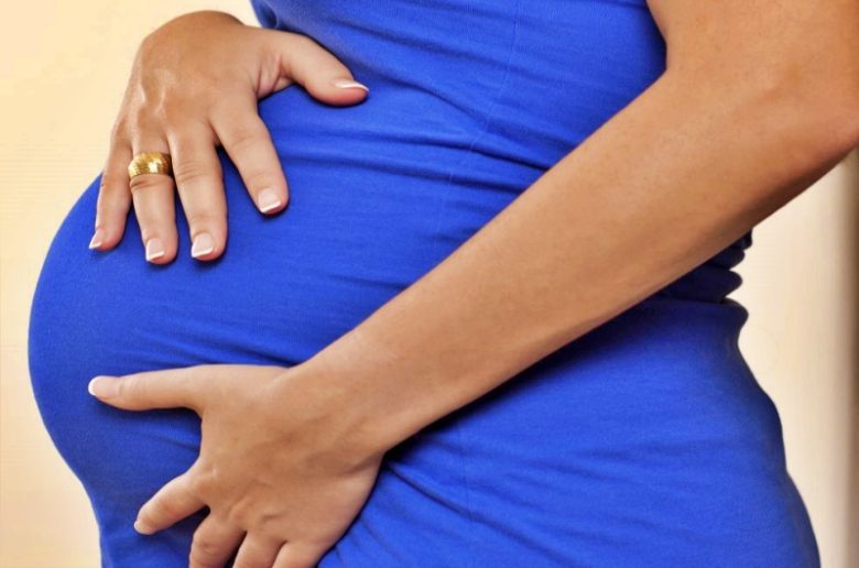 الإفرازات الزرقاء أثناء الحمل وتأثيرها على صحة الحامل والجنين الإفرازات الزرقاء أثناء الحمل وتأثيرها على صحة الحامل والجنين