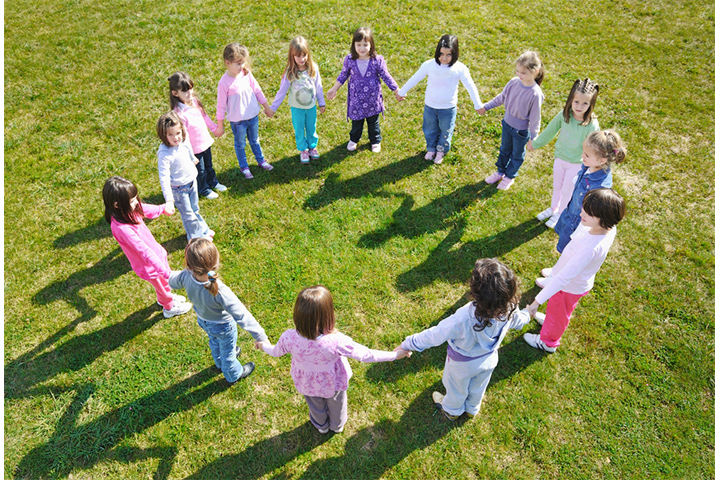 أنشطة ممتعة لتعزيز قيمة الصداقة بين الأطفال