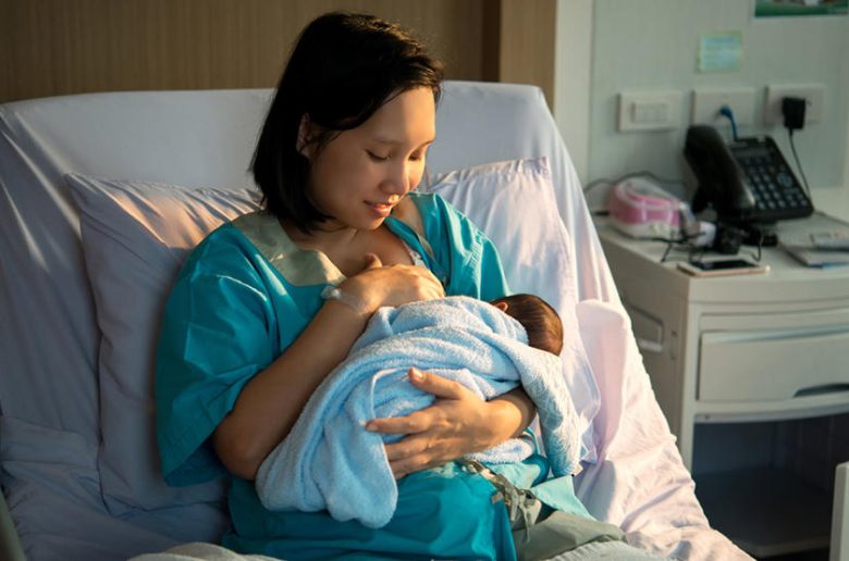 كيف ترضعين طفلك لأول مرة؟