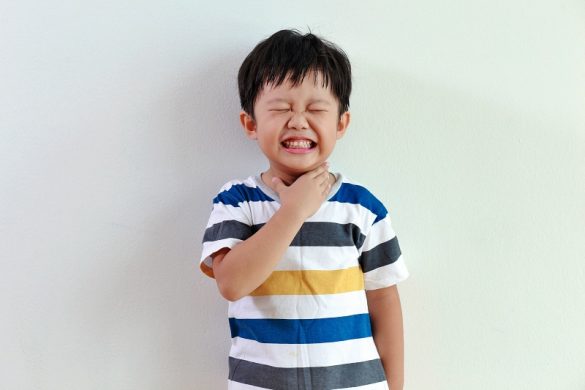 7 أسباب شائعة لإصابة الأطفال بإلتهاب الحلق وطرق العلاج المنزلية الفعالة