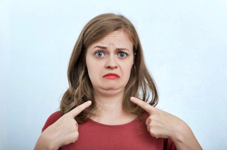 معالجة الذقن المزدوجة مع 6 مكونات طبيعية داخل المنزل معالجة الذقن المزدوجة مع 6 مكونات طبيعية داخل المنزل