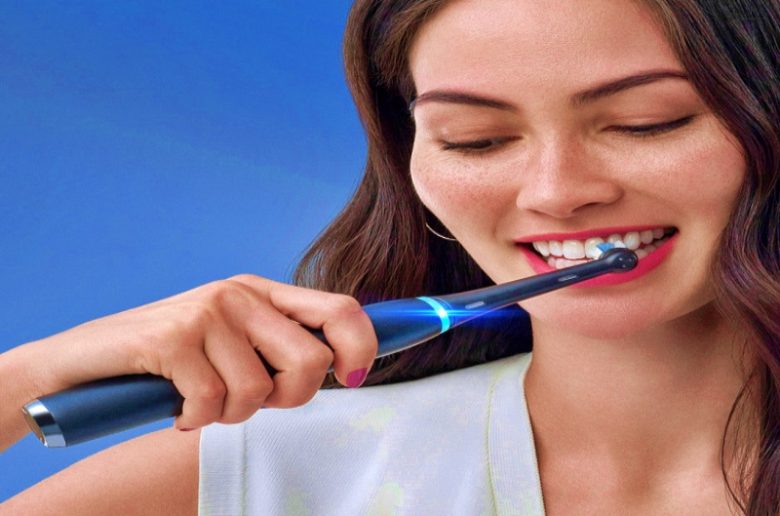 فرش الأسنان الكهربائية وفوائدها المتعددة لجميع أفراد الأسرة