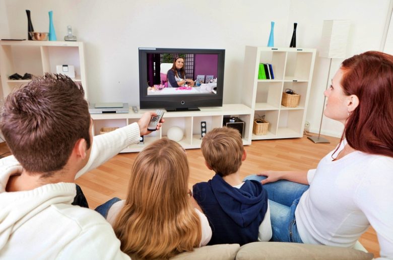 مشاهدة التلفاز لأوقات طويلة وأهم الأضرار المترتبة على ذلك