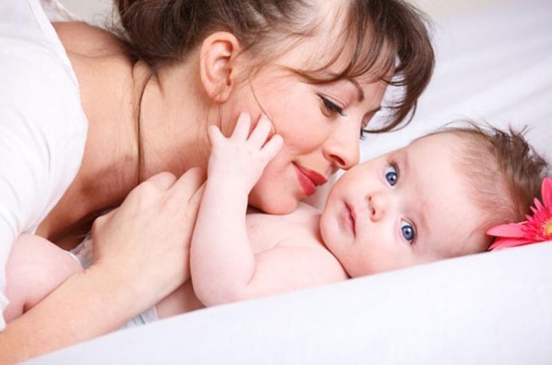 العناية بالمناطق الحساسة للفتيات حديثي الولادة