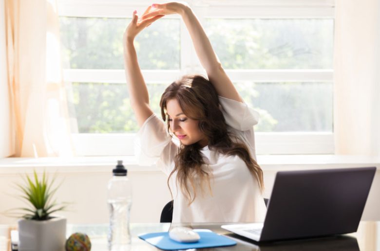 تمارين رائعة يمكنك ممارستها على مكتبك