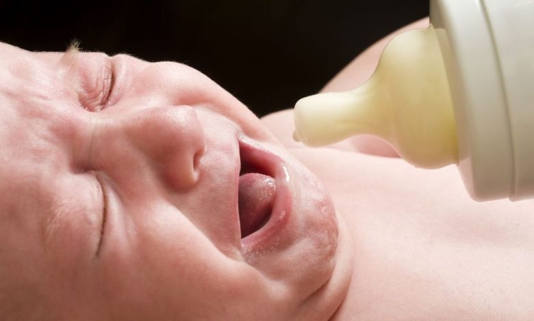 علامات اختناق طفلك بالحليب في الرئتين علامات اختناق طفلك بالحليب في الرئتين