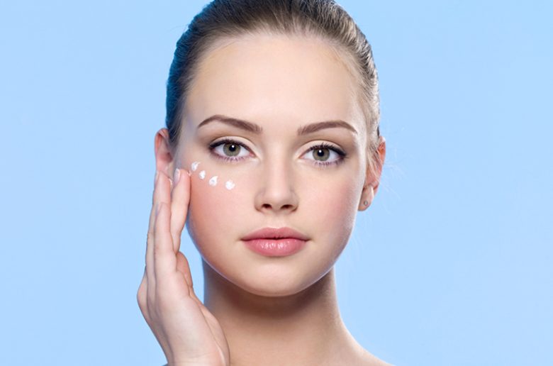 نصائح لاختيار مرطب للبشرة حول العينين نصائح لاختيار مرطب للبشرة حول العينين