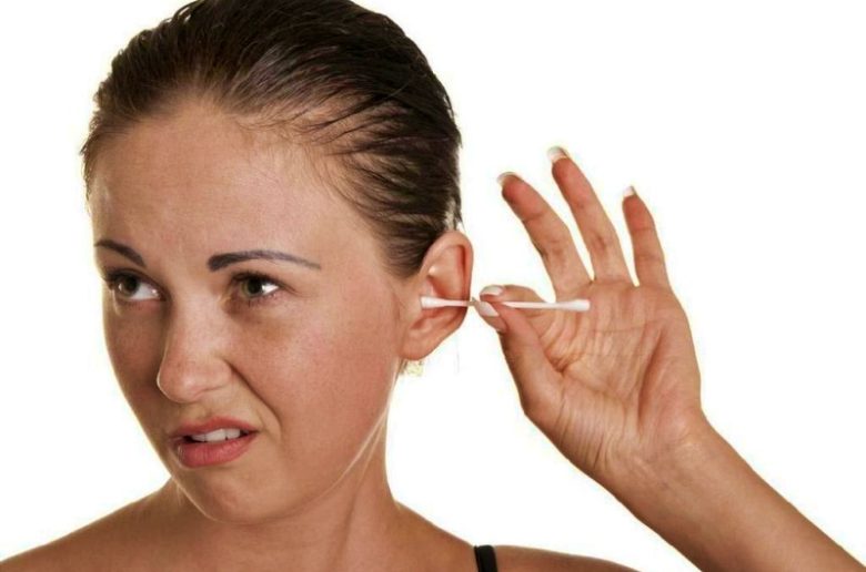 أعواد الأذن القطنية وأهم العواقب الصحية المترتبة على إستخدامها