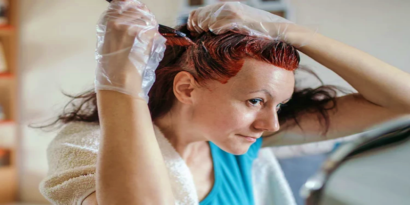 ما هي أهم الإجراءات الوقائية التي يجب اللجوء إليها عند القيام بصبغ الشعر؟