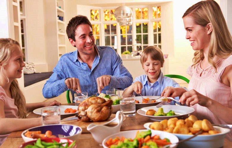 الفوائد الإجتماعية والنفسية لتجمع أفراد الأسرة حول مائدة الطعام