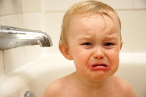 بكاء الأطفال خوفا من الاستحمام 
