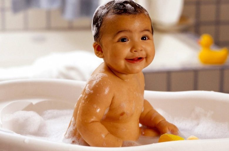 طرق فعالة لإقناع طفلك بالإستحمام