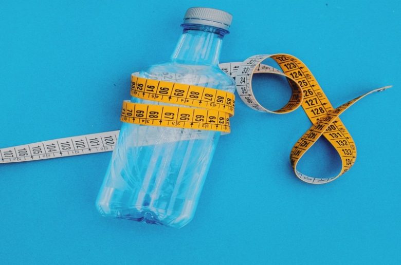 هل شرب الكثير من المياه يسبب زيادة الوزن؟