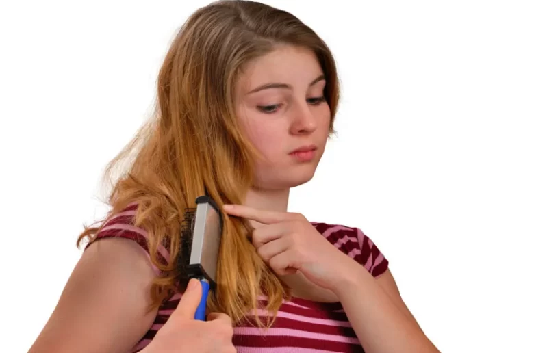 تساقط الشعر المفرط خلال فترة البلوغ.. الأسباب وطرق العلاج