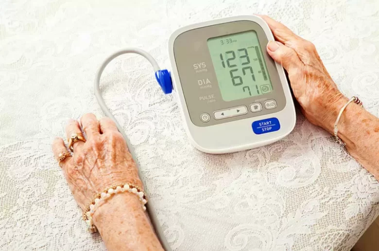 ما هو معدل ضربات القلب الطبيعي لدى كبار السن؟