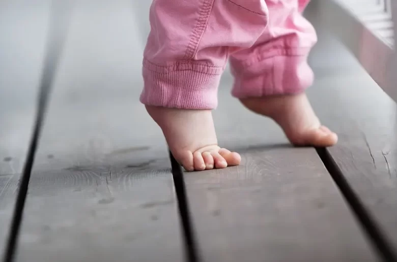 المشي على رؤوس الأصابع عند الأطفال