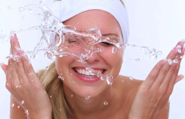 هل غسل الوجه بالماء المثلج يعمل على تجديد خلايا البشرة؟ هل غسل الوجه بالماء المثلج يعمل على تجديد خلايا البشرة؟