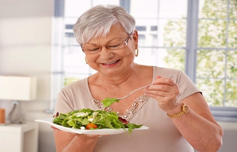  9 أطعمة هامة ومفيدة لكبار السن الذين يعانون من الإمساك