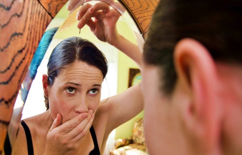 إليكي حواء.. أهم المخاطر التي قد تنتج عن قطف الشعر الأبيض