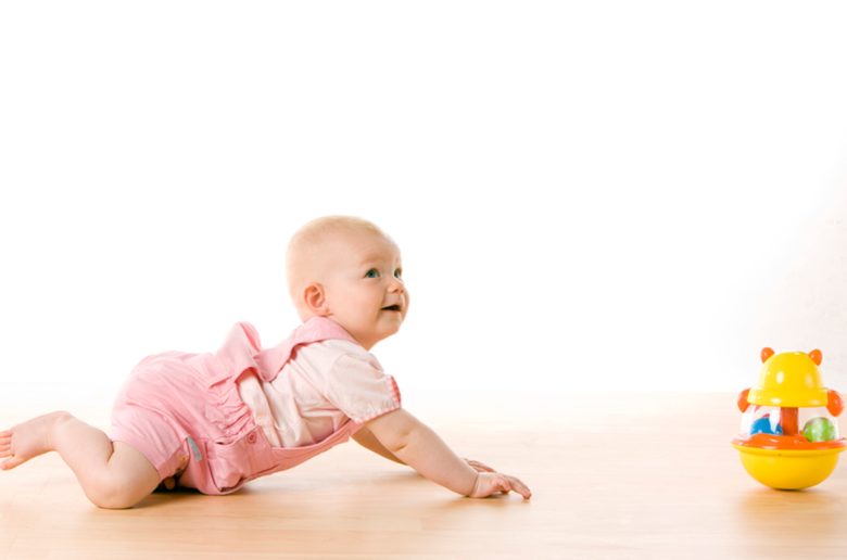 أفضل الطرق الفعالة لممارسة طفلك لمهارة الزحف