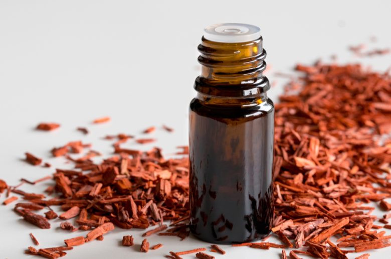 فوائد زيت خشب الصندل