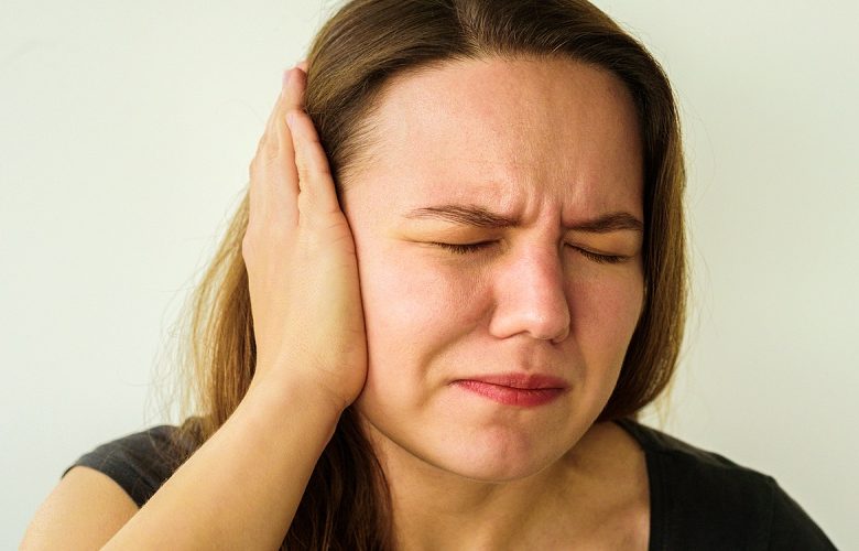 أهم الطرق المنزلية لعلاج آلام الأذن