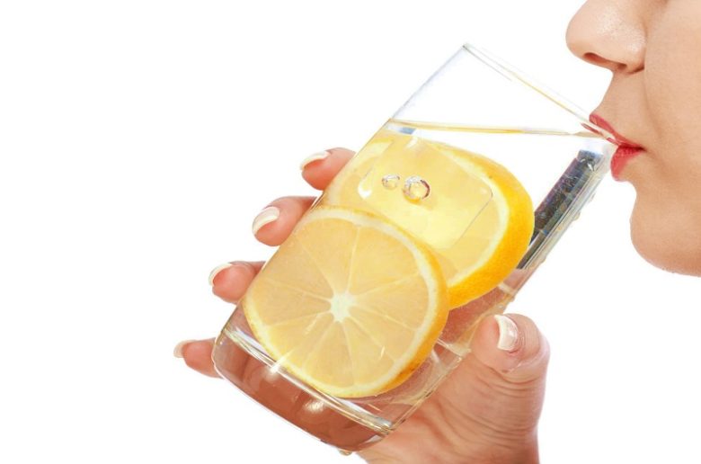 7 آثار جانبية لشرب ماء الليمون الدافئ على معدة فارغة 7 آثار جانبية لشرب ماء الليمون الدافئ على معدة فارغة