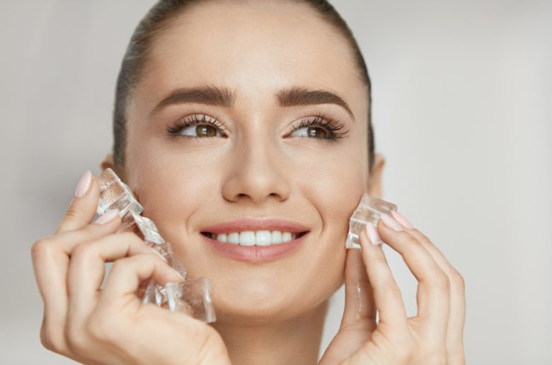 احتياطات وضع الثلج على بشرة الوجه