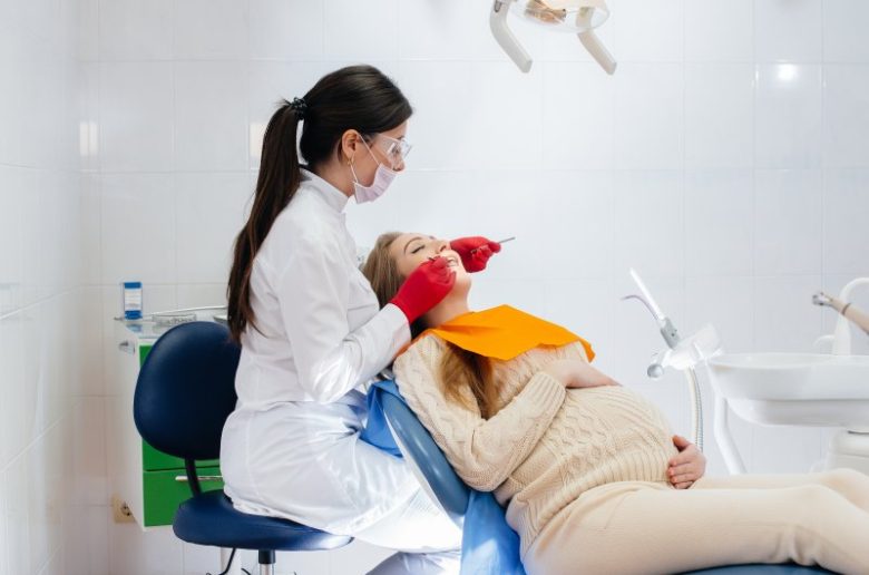 خلع الأسنان أثناء الحمل