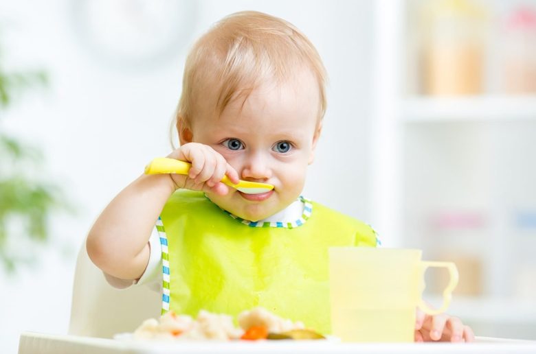 نصائح لتعليم طفلك الأكل بالملعقة